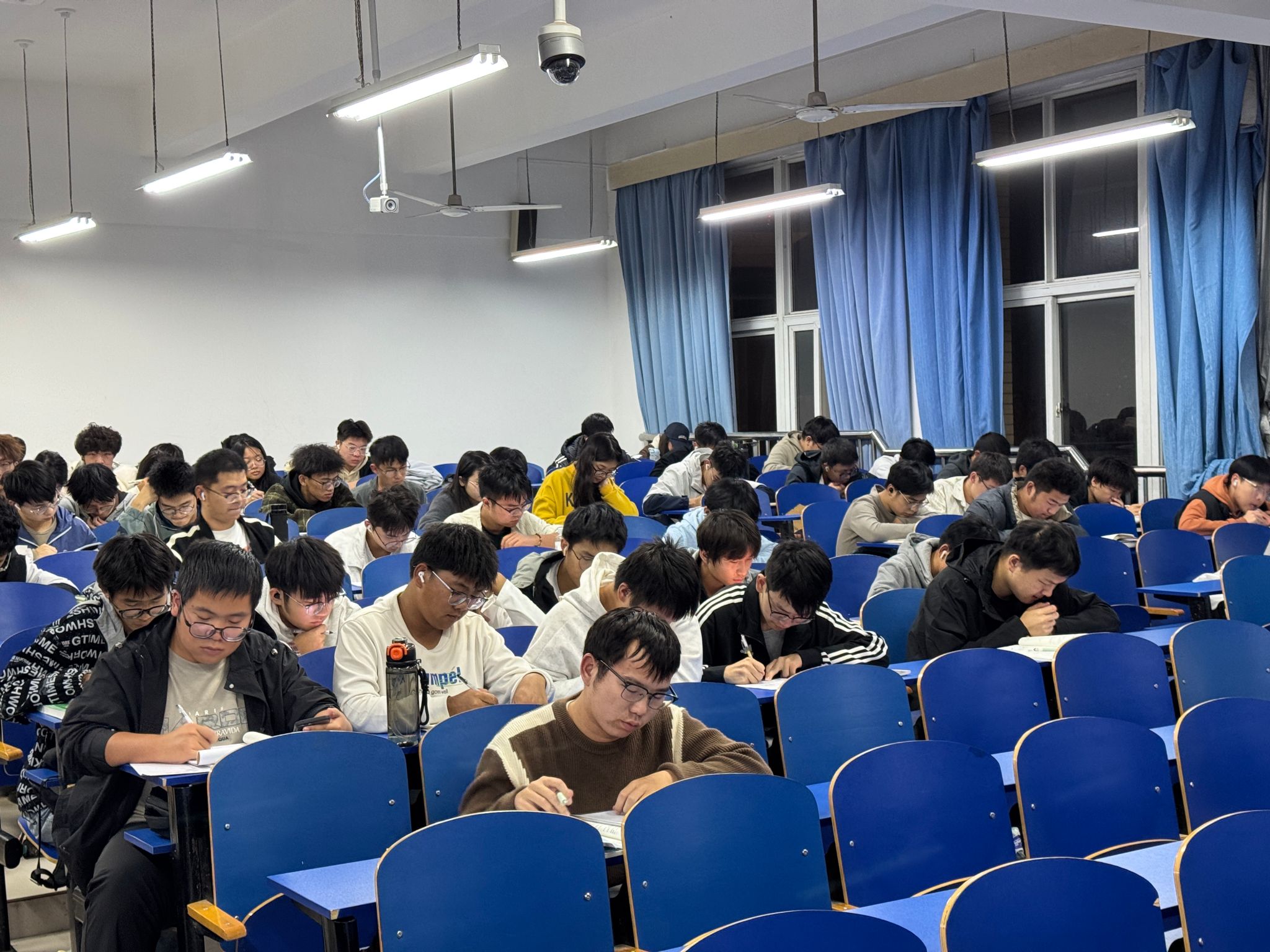 “在学习中沉静，在书香中陶醉”我院积极开展2025级晚自习